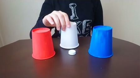 Un Espectáculo De Magia Con Un Vaso De Papel