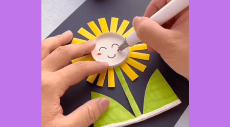 Lächelnde Blume mit Pappbechern
