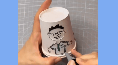 Diferentes expresiones faciales con tazas de cartón