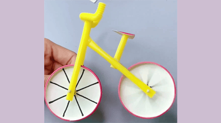 Hagamos una bicicleta con la ayuda de tazas de cartón y pipeta