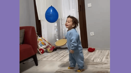 Let's play tennis with balloons with the little ones