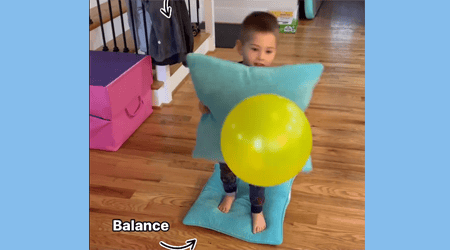 Балансирующая игра с использованием воздушных шаров и подушек