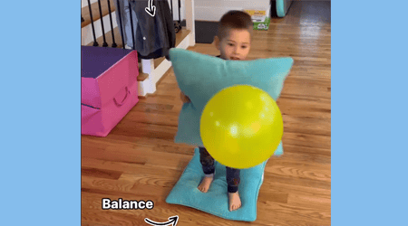 Juego de equilibrio con globos y almohadas