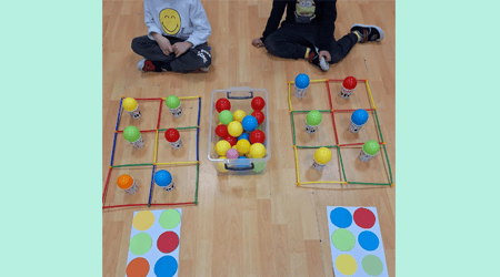 Actividad de codificación con bolas coloridas