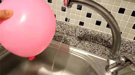Wasserbändigen mit einem elektrischen Ballon