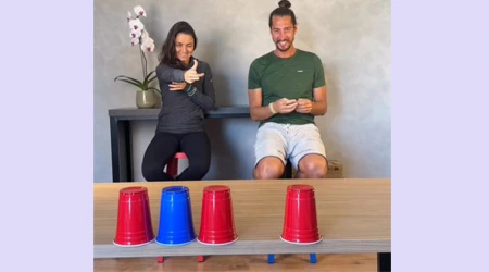 Vamos a golpear las tazas de plástico objetivo con la banda de goma