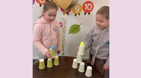 Mantenga la bola de Pingpom en equilibrio y bajando