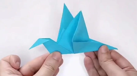 Lassen Sie uns einen Vogel mit Origami machen