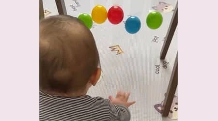 Versuchen wir, die farbigen Kugeln aus dem klebrigen Klebeband zu entfernen