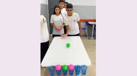 Plastik Top ve Bardak ile Masa Üzerinde Mini Basketbol Oynayalım