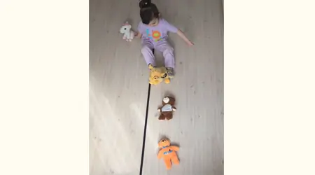 Con la ayuda de los pies, los juguetes se mueven al otro lado de la línea