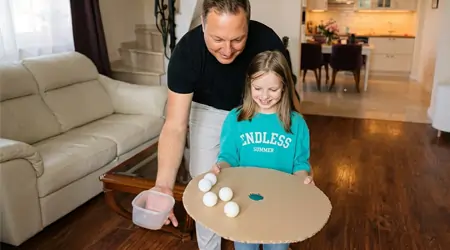 Jeu de plateforme d'équilibre en carton perforé : exercice de concentration et d'équilibre pour les enfants