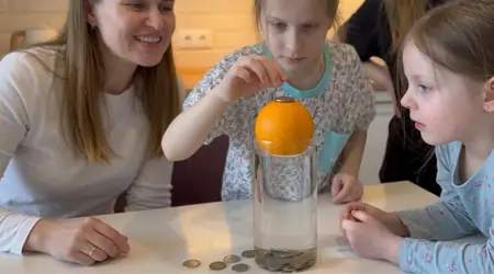 Evde Eğlenceli STEM Aktivitesi: Yüzen Portakal ve Madeni Para Deneyi
