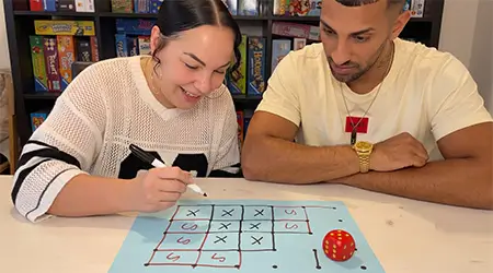 Guía de juego de estrategia con dados y papel.