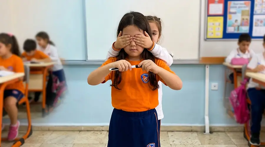 Gözü Kapalı Kalem Birleştirme Oyunu: Duyusal Algı ve Koordinasyon Etkinliği